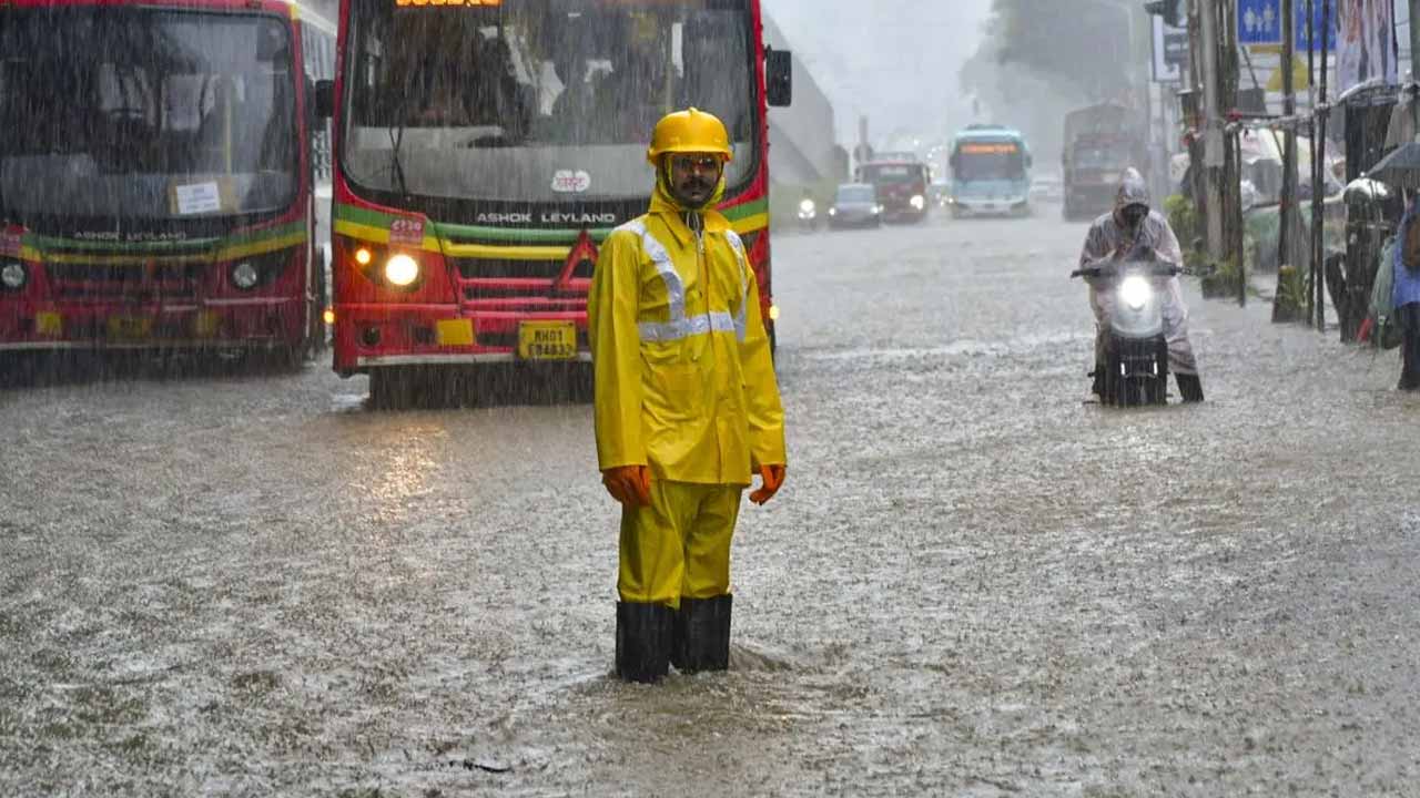 Rains lash Mumbai..red alert..schools and colleges closed