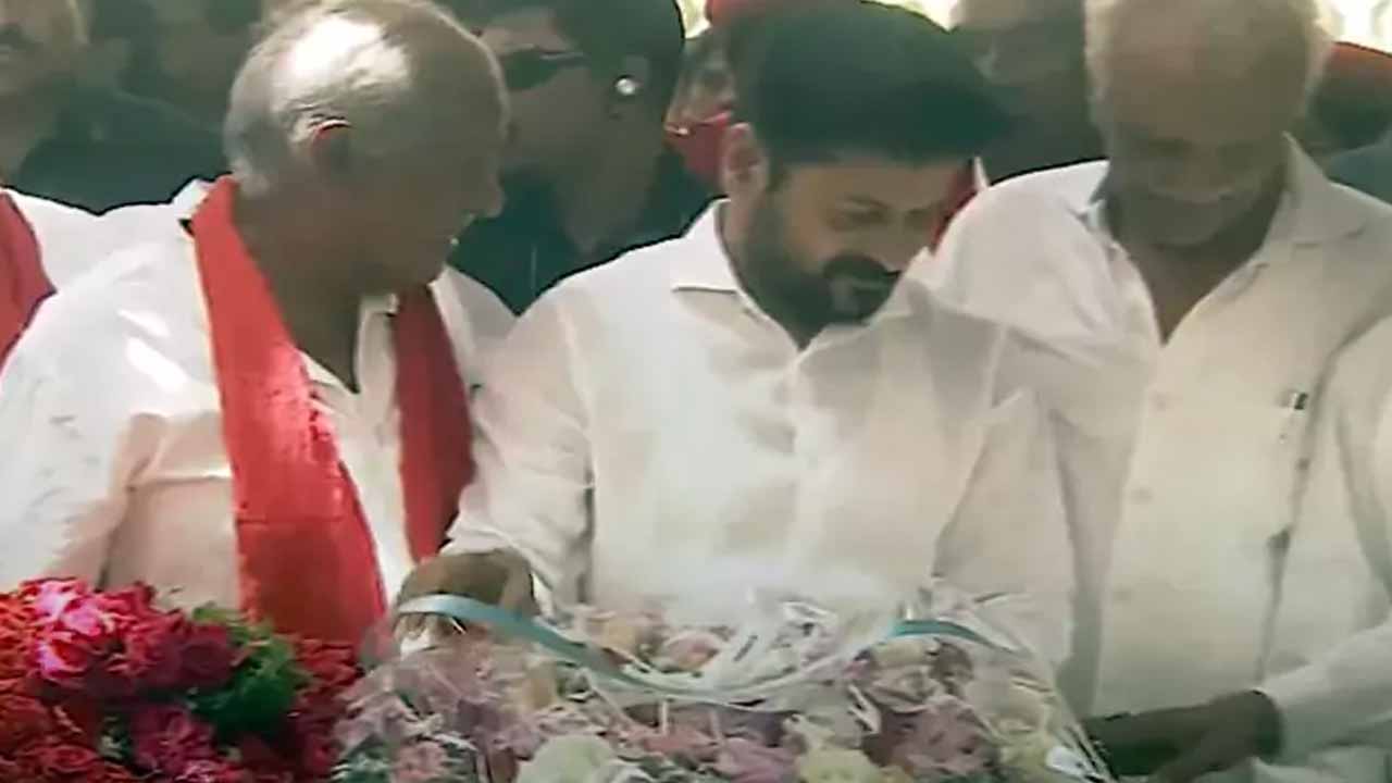 cm-revanth-reddy-paid-tributes-to-the-mortal-remains-of-suravaram-sudhakar-reddy