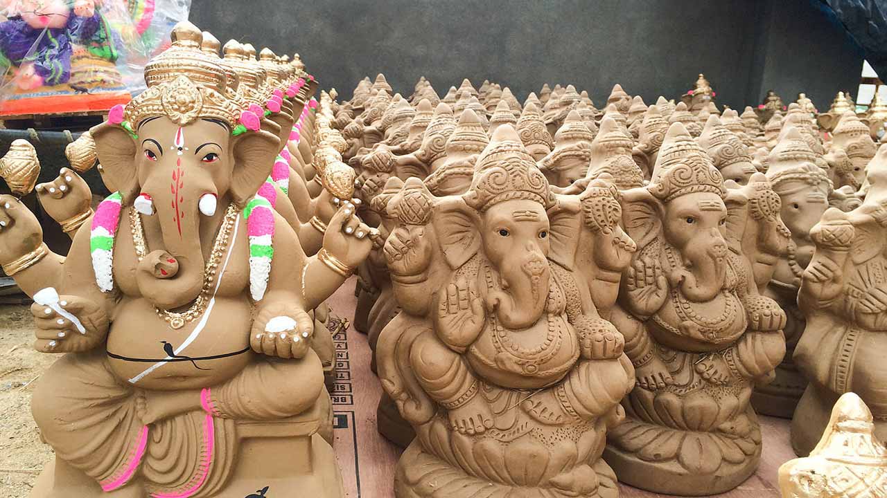 Clay Ganesha idols for the benefit of the environment..Where is the free distribution of idols?