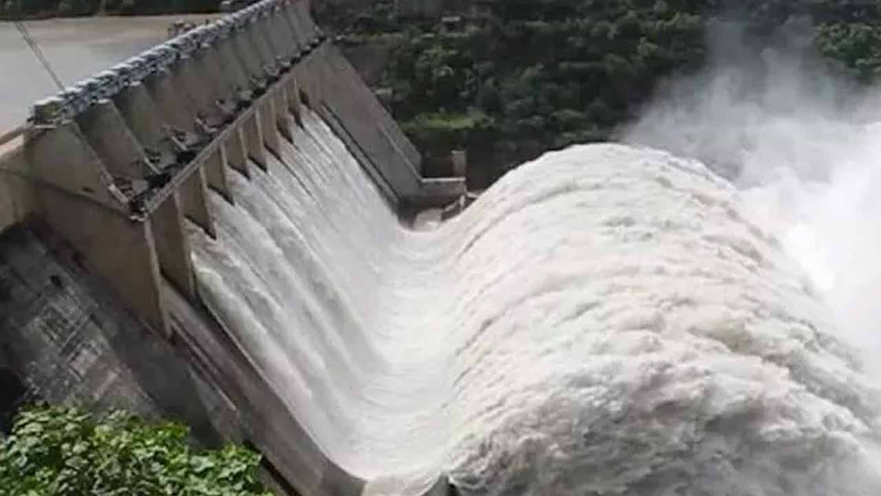 Flooding continues at Srisailam reservoir.. 8 gates lifted