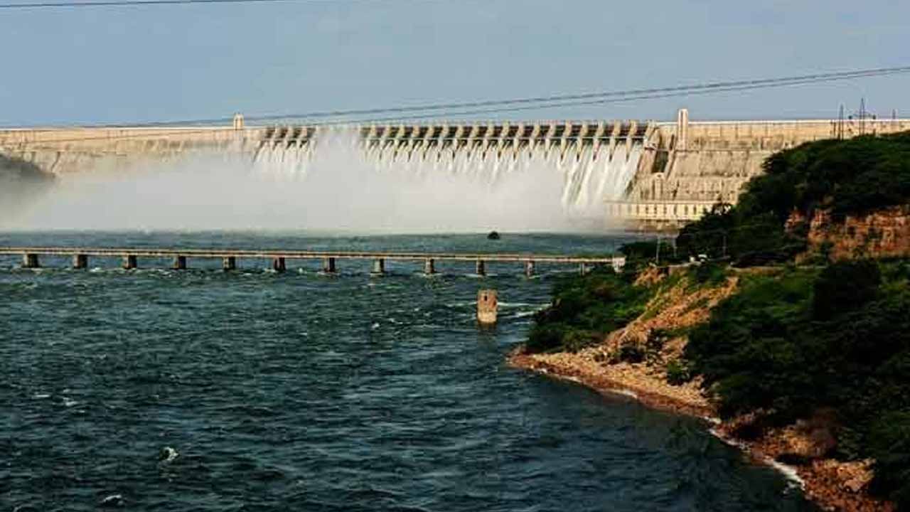 Sagar Reservoir : సాగర్ జలాశయానికి పెరుగుతున్న వరద ఉధృతి..మొదటి ప్రమాద హెచ్చరిక జారీ Rising flood levels at Sagar reservoir.. First danger warning issued