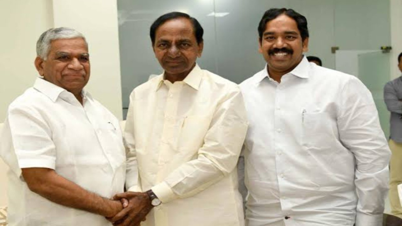 BRS MLC Father: పేకాట ఆడుతూ పట్టుబడ్డ బీఆర్ఎస్ ఎమ్మెల్సీ తండ్రి! BRS MLC Father