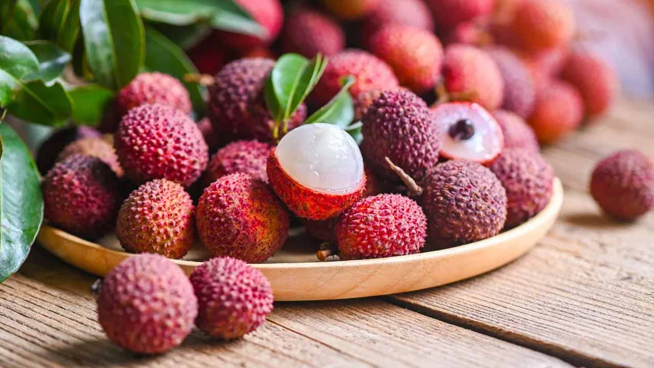 Lychee : ఎర్రని అందంతో ఆకట్టుకునే ఈ పండ్లు..ఆరోగ్యానికి అమృతమే..! Lychee fruits, with their impressive red beauty, are an elixir for health!