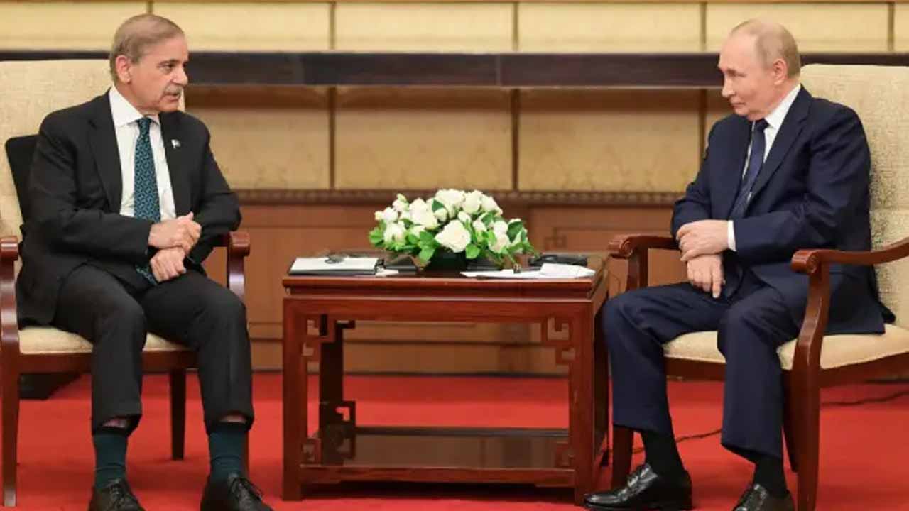 The earphone episode is repeated again.. The incident of Putin becoming a tutor to the Pakistani Prime Minister goes viral!