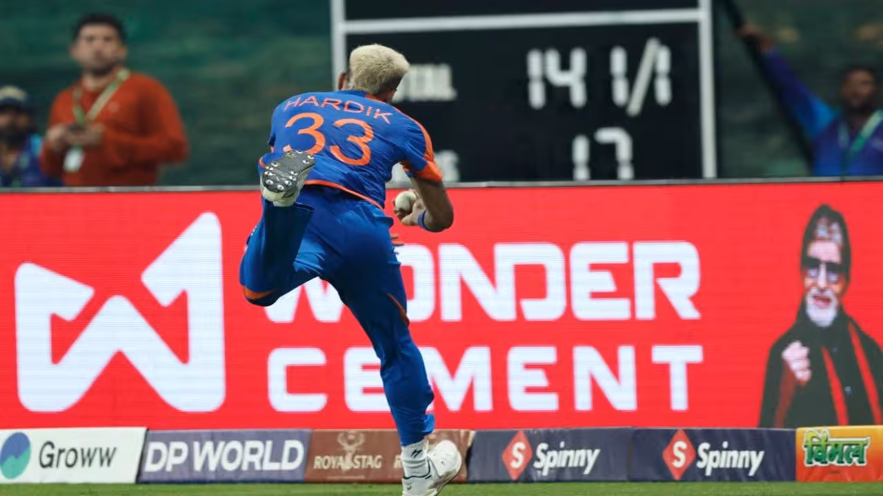 Hardik Pandya: వీడియో.. బౌండరీ లైన్ వద్ద హార్దిక్ పాండ్యా క్యాచ్ ఎలా పట్టాడో చూశారా..? Hardik Pandya
