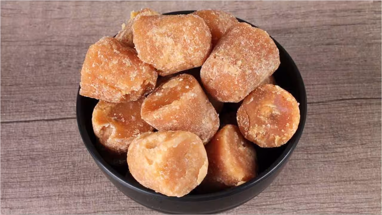 Jaggery: భోజనం తర్వాత బెల్లం ముక్క నోట్లో వేసుకుంటే ఏం జరుగుతుందో.. ఎలాంటి ఫలితాలు కలుగుతాయో మీకు తెలుసా? Jaggery