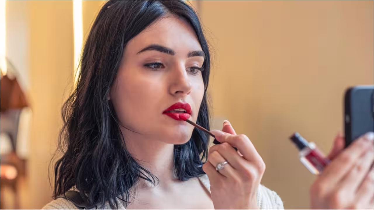 Lipstick: రంగు రంగుల లిప్స్టిక్స్ ని తెగ వాడేస్తున్నారా.. అయితే జాగ్రత్త క్యాన్సర్ కు హాయ్ చెప్పినట్టే! Lipstick