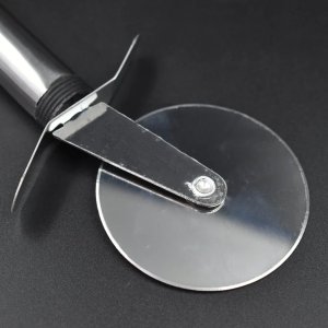 Slicing Perfection Stainless Steel WheelType Pizza Cutter and Pastry Cake Slicer