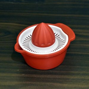 HandPowered Juicer for Crafting Fresh Juices and Beverages by Hand