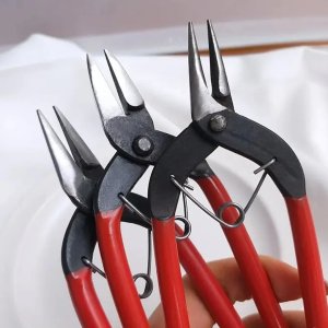 MULTIFUNCTIONAL DIY TOOL SET: PUNCHING PLIERS SMALL NEEDLE NOSE PLIERS OBLIQUE NOSE PLIERS AND FLAT CUTTING WIRE PLIERS. ALSO INCLUDES JEWELRY PLIERS.