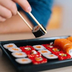 SET OF 10 PAIRS OF CHOPSTICKS  LIGHTWEIGHT EASYTOUSE WITH CASE FOR SUSHI NOODLES AND ASIAN CUISINE.