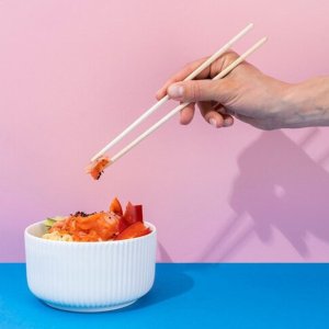 SET OF 10 PAIRS OF CHOPSTICKS  LIGHTWEIGHT EASYTOUSE WITH CASE FOR SUSHI NOODLES AND ASIAN CUISINE.