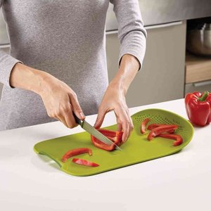 VEGETABLE AND FRUIT CHOPPING BOARD WITH INTEGRATED KNIFE AND DRAINAGE SYSTEM