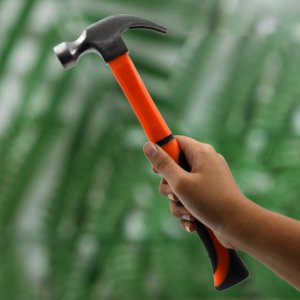 SHOCKRESISTANT CLAW HAMMER WITH FIBERGLASS HANDLE BOASTING CORROSION RESISTANCE AND RUSTPROOF QUALITIES. THIS DURABLE TOOL WEIGHS 364G AND MEASURES 28CM MAKING IT ENVIRONMENTALLY FRIENDLY.
