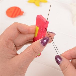 MULTICOLORED AUTOMATIC NEEDLE THREADING DEVICE