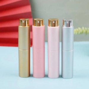 Refillable glass spray bottle for travel and beauty