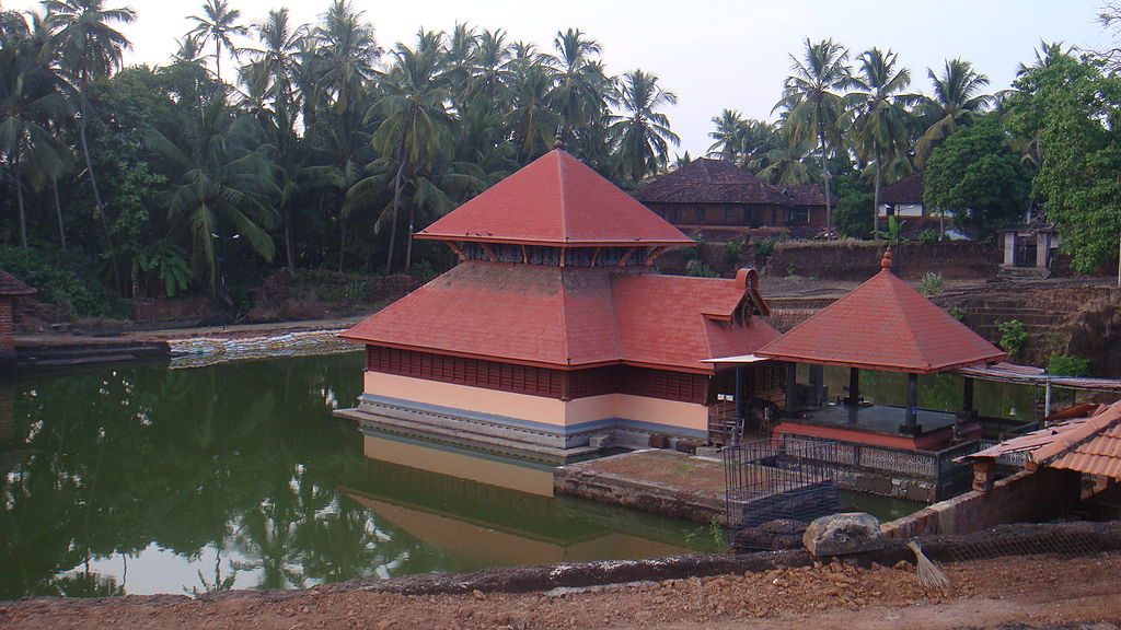Ananthapura_lake_temple_-_kasargod.jpg